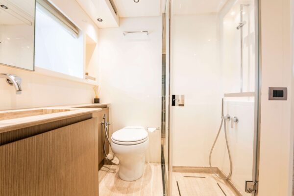Sanlorenzo SX76 FOR SALE bathrooms1