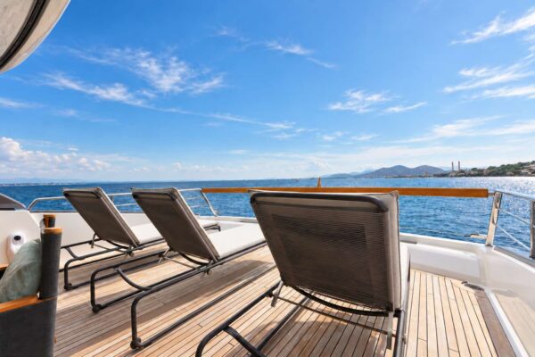 Sanlorenzo SX76 FOR SALE flybridge and helm1
