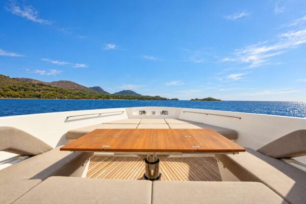 Sanlorenzo SX76 FOR SALE foredeck lounge5